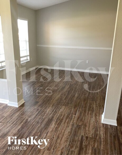 Building Photo - 917 Yellowbird Ave