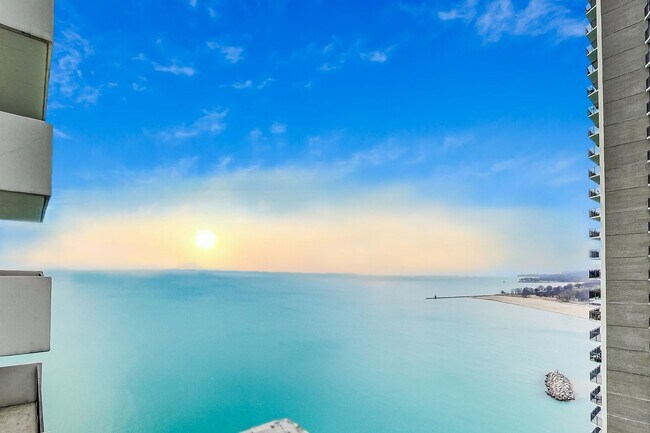 Building Photo - 6033 N Sheridan Rd