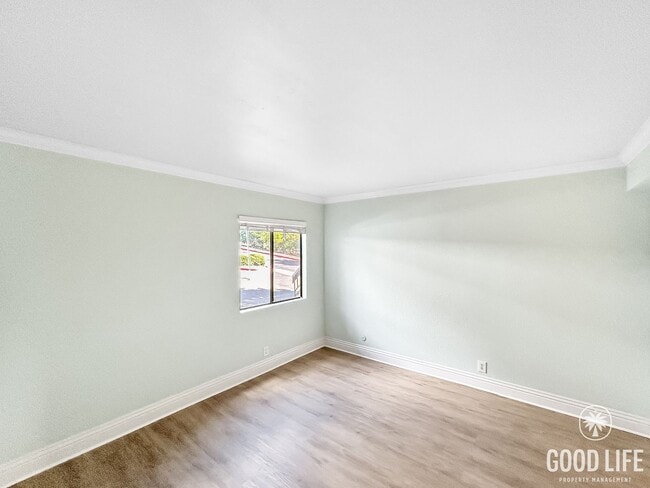 Building Photo - Beautiful 2BD/2.5BA W/ Updated Kitchen, and Attached Garage in Bay Ho!