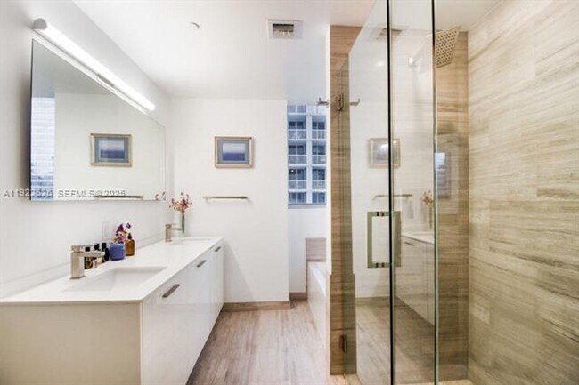 Building Photo - 1300 Brickell Bay Dr