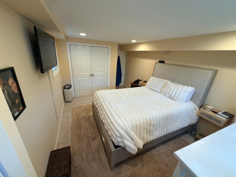 Primary bedroom - 5061 W Eddy St