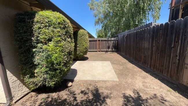 Building Photo - 1551 Highland Dr