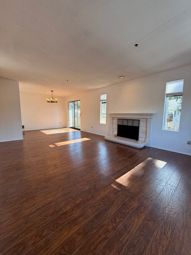 Building Photo - Beautifully maintained condo in the heart of Lynnwood!