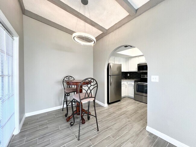 Building Photo - REMODELED 2BD/2BA NEAR JONES/SAHARA W/ COM...