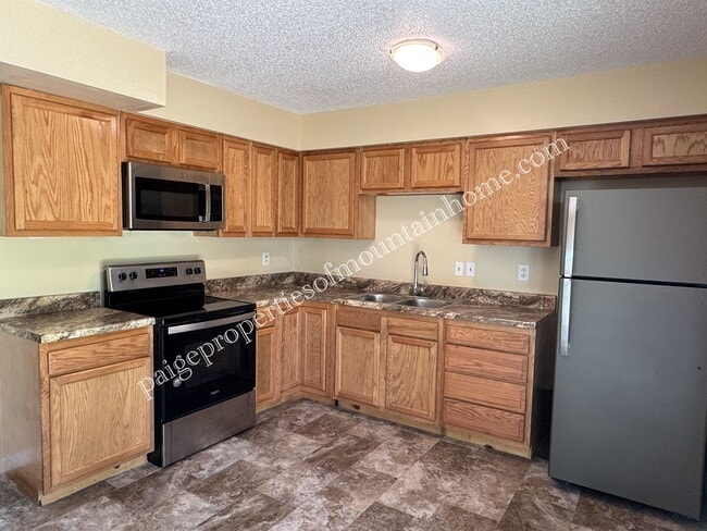 Building Photo - 3 bedroom, 1 bath Home