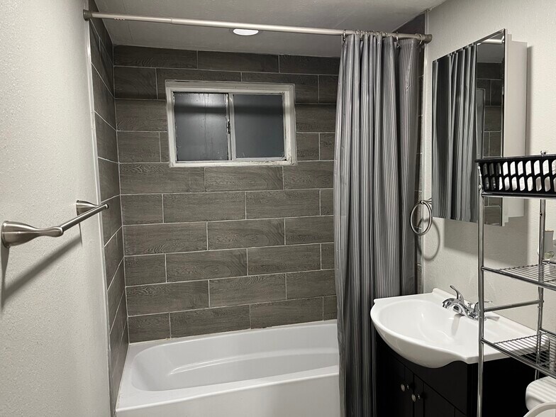 Building Photo - 407 S 5th St