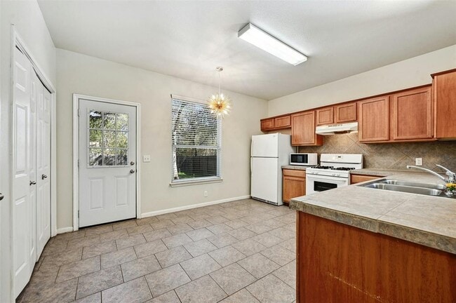 Building Photo - 2412 Allred Dr