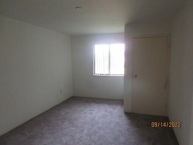 Building Photo - Available October 2025 Remodeled 2 Bedroom...