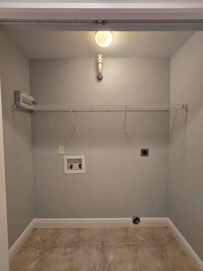 Building Photo - 3BR/3BA Two-Story Quad – Prime Location & Move-In Ready!