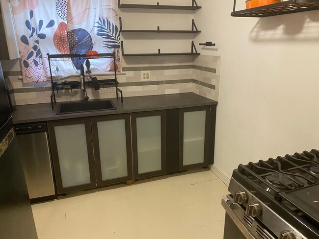 Building Photo - Duplex walking distance to Rockhurst Unive...