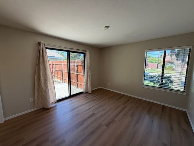 Building Photo - Well Maintained Duplex