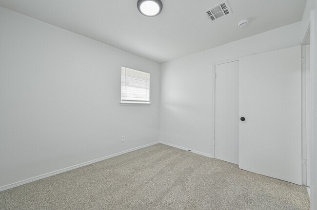 Building Photo - 4720 SE 50th St