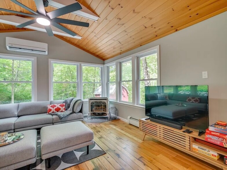 Living Room - 121 Green Pond Rd