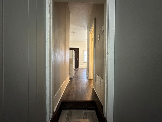 Building Photo - 910 S 19th St