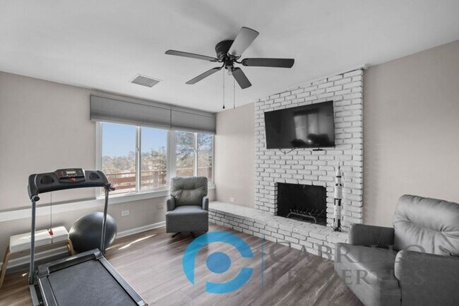 Building Photo - 1703 Midvale Dr