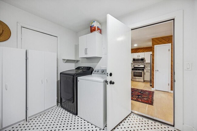 Building Photo - 6809 Meadow Cir