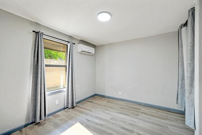 Building Photo - 2107 Darwin Dr