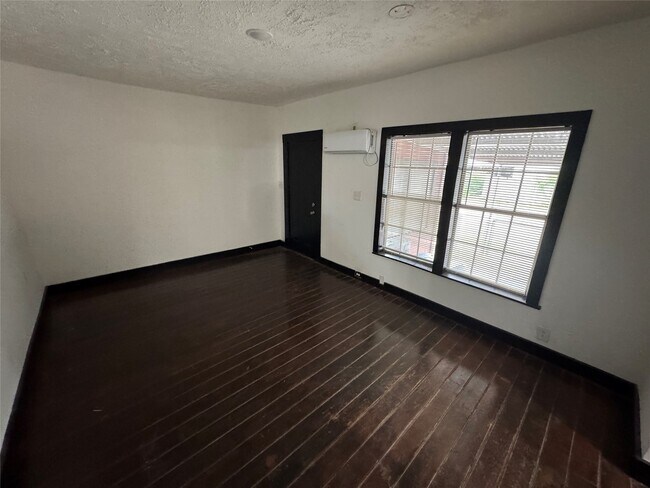 Building Photo - 1504 Luzon St