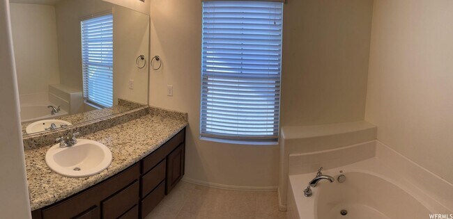 Building Photo - Beautiful 3 Bed 2.5 Bath - 2 Story Home in...