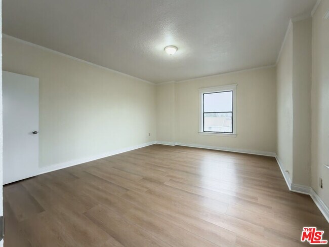 Building Photo - 4367 S Van Ness Ave