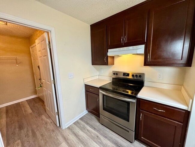 Building Photo - LARGE FENCED YARD, and lawn care INCLUDED