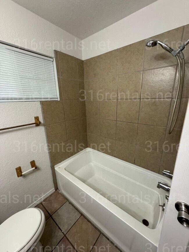 Building Photo - $725- 2 bed 1 bath bi-level apartment with...