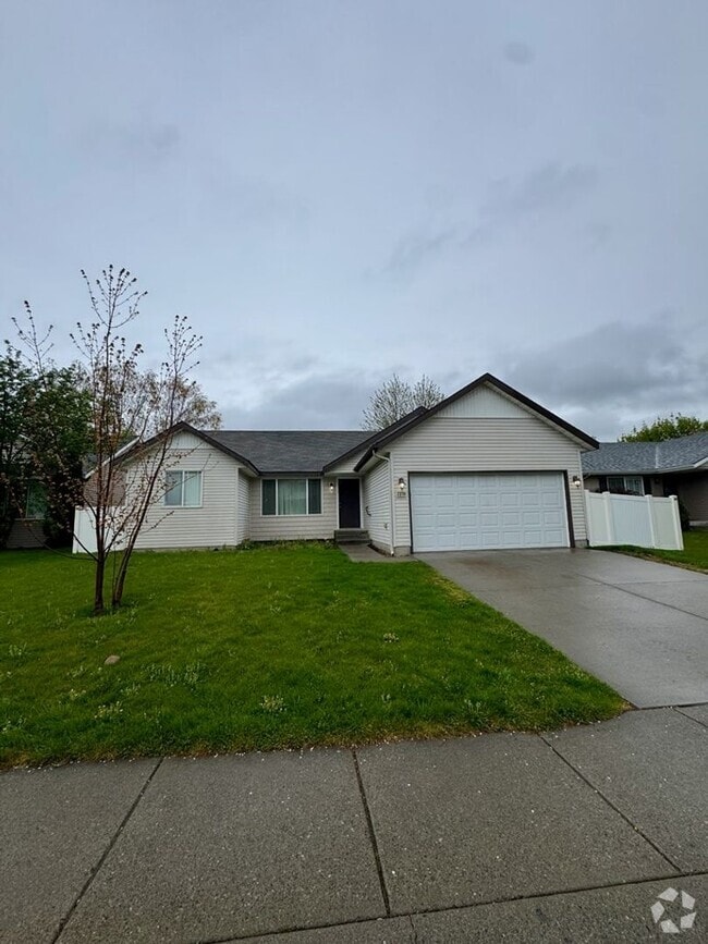 Building Photo - Newly Renovated Ranch Style Home!