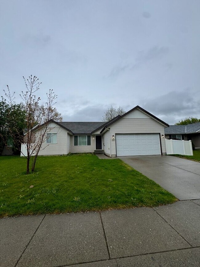 Primary Photo - Newly Renovated Ranch Style Home!