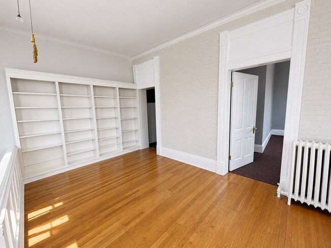 Building Photo - 1338 College St