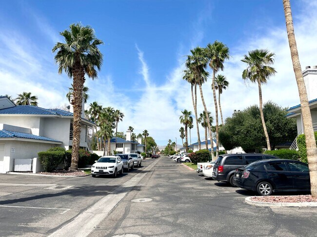 Building Photo - Great 1 Bedroom Condo in the Roadhaven Condos Gated Community!