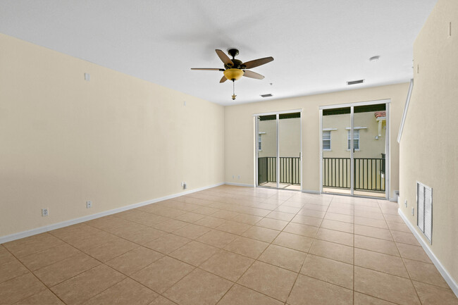 Building Photo - 147 Greenwich Cir