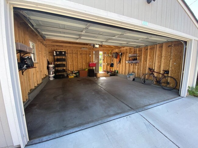 Building Photo - Great Home Close to Downtown - License #20...