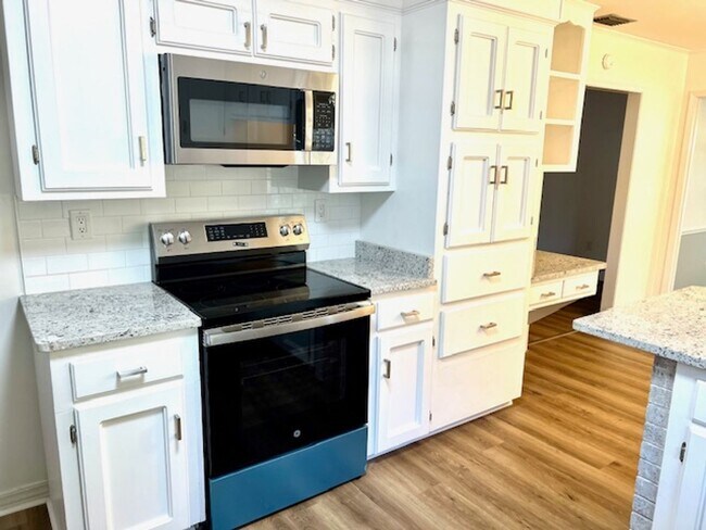 Building Photo - Corner lot in Huntleigh Woods