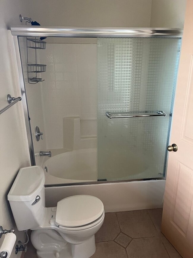 Building Photo - Spacious 3 Bedroom Home