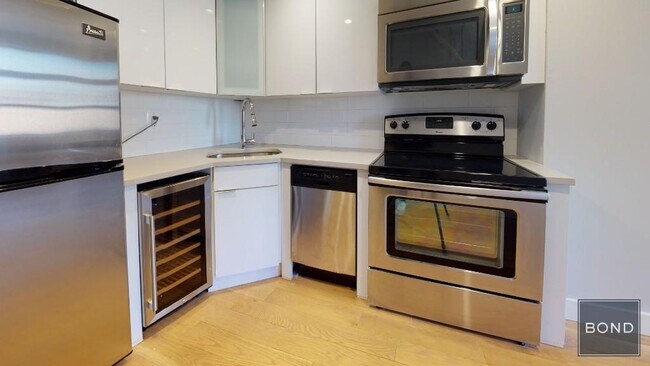 Building Photo - 402 E 83rd St