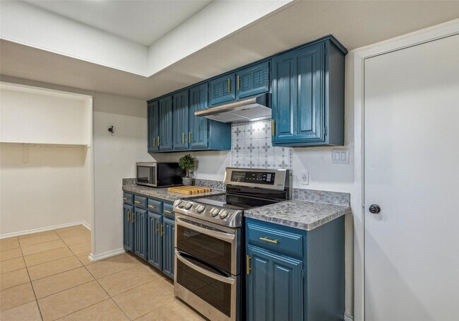 Building Photo - Beautifully crafted 3 Bed 2 Bath home in L...