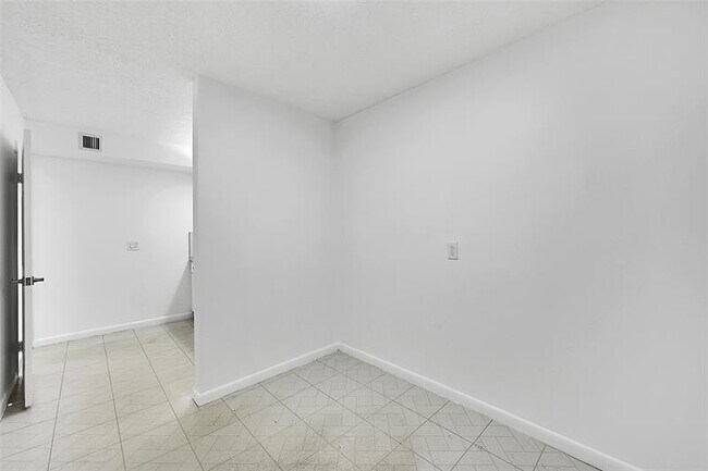 Building Photo - 1703 Whitehall Dr