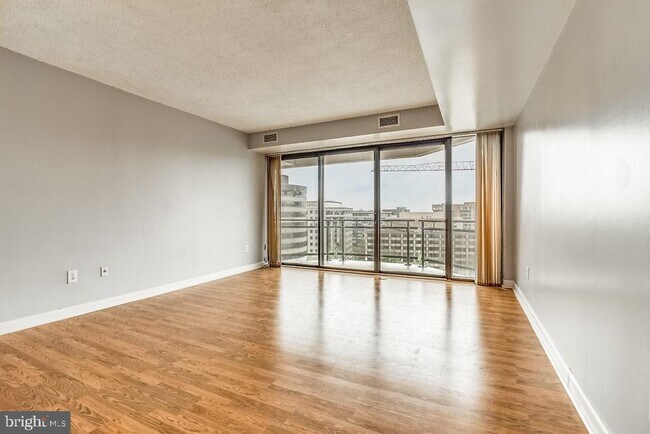 Building Photo - 1530 Key Blvd