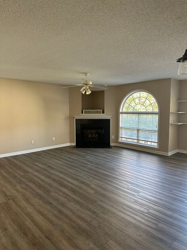 Building Photo - Ivy Glen Condo!