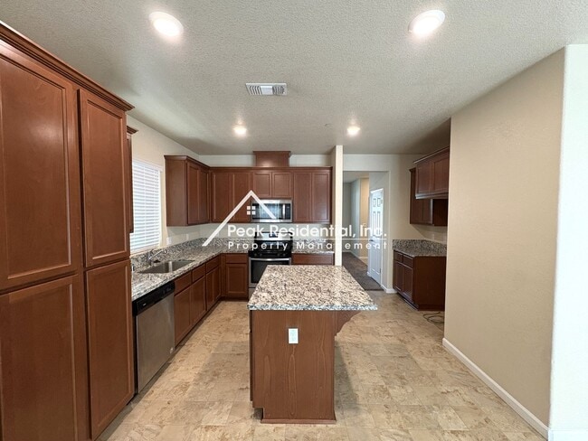 Building Photo - Spacious 4bd/2ba House - Gated Community