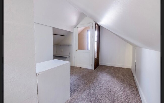 Building Photo - 3 bedroom 1 bathroom house close to Hendricks Park!