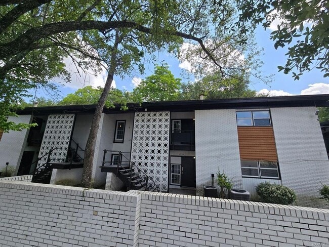 Building Photo - 3733 Wesley Dr