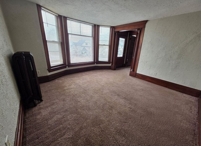 Building Photo - Racine Cozy 1BR / 1BA Apartment | Off-Street Parking + Appliances +  Walk-In Shower