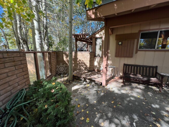 Building Photo - Large furnished 4 bedroom home with 2 car ...