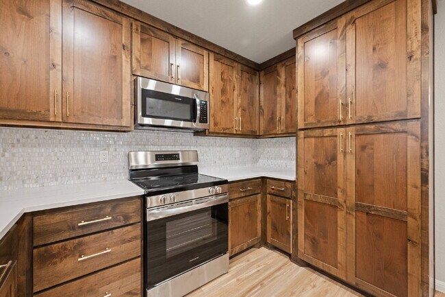 Building Photo - 2 Bed, 2 Bath Duplex