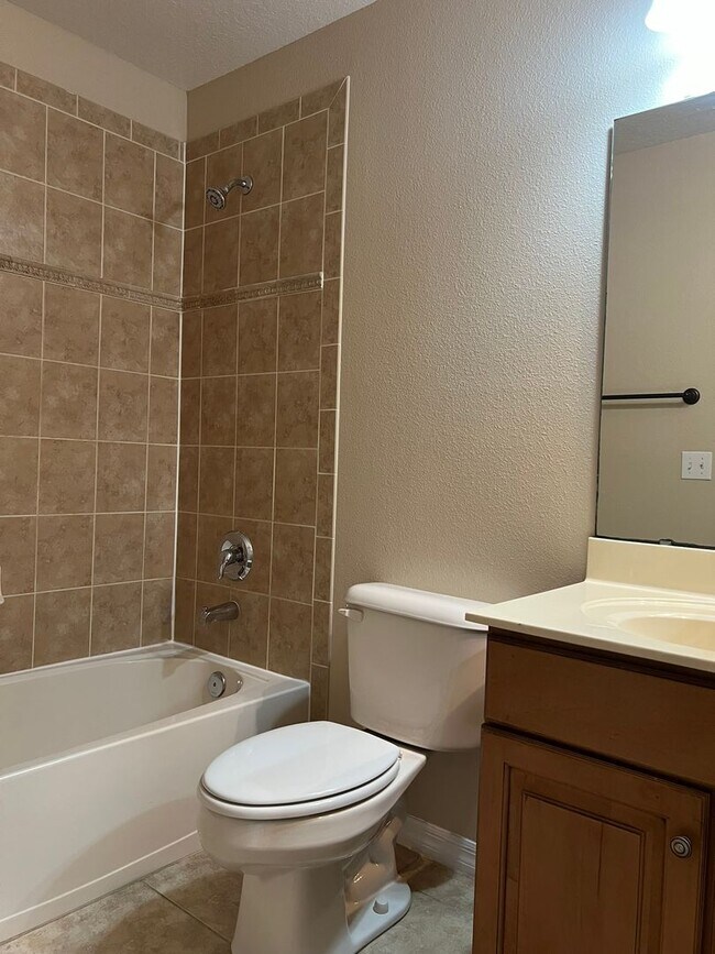 Building Photo - Gated 3/2.5 Townhouse with Garage in Altam...