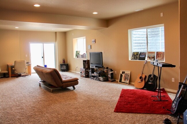Building Photo - 6 Bed/3 Bath Rancher Close to to the North Side Hospitals