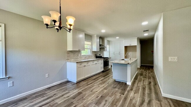 Building Photo - NEWLY RENOVATED 3 BED, 3 BATH ONE STORY HO...