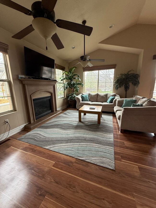 Building Photo - 3 Bedroom Townhome in Stansbury Park