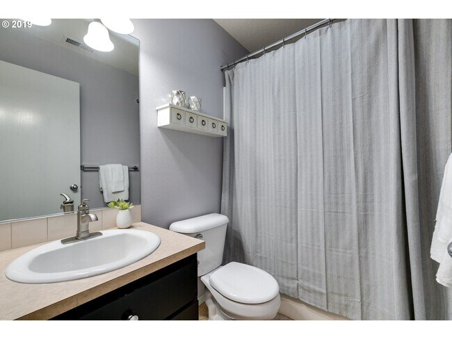 Building Photo - Modern & Move In Ready